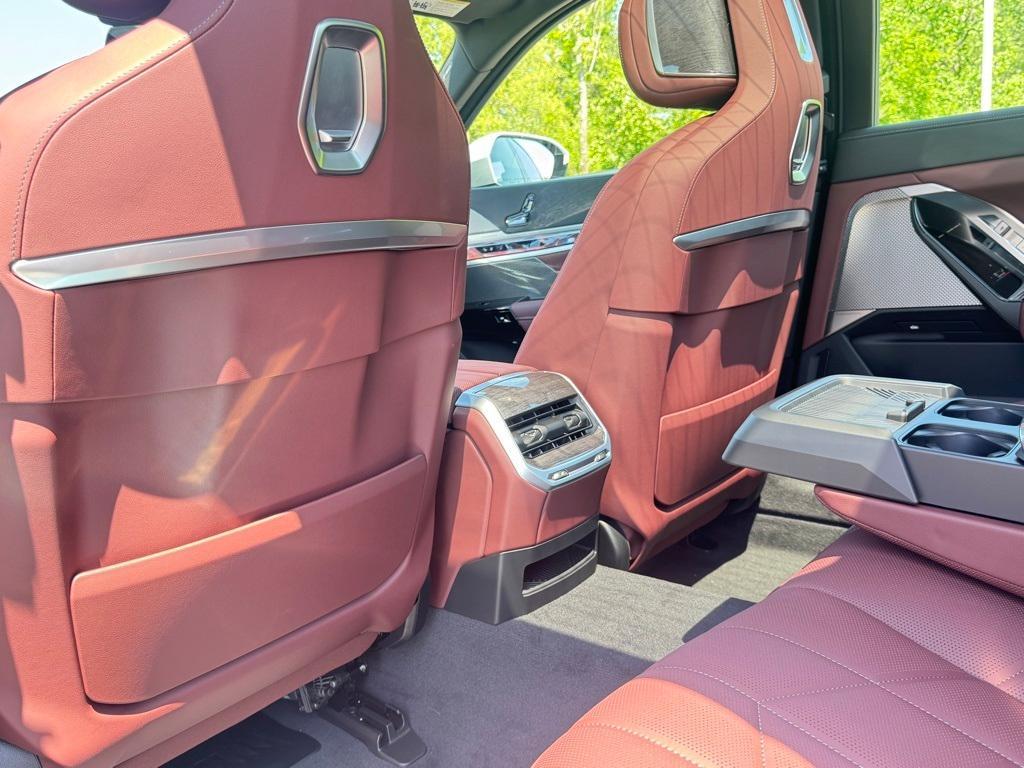 new 2025 BMW 760 car, priced at $129,575