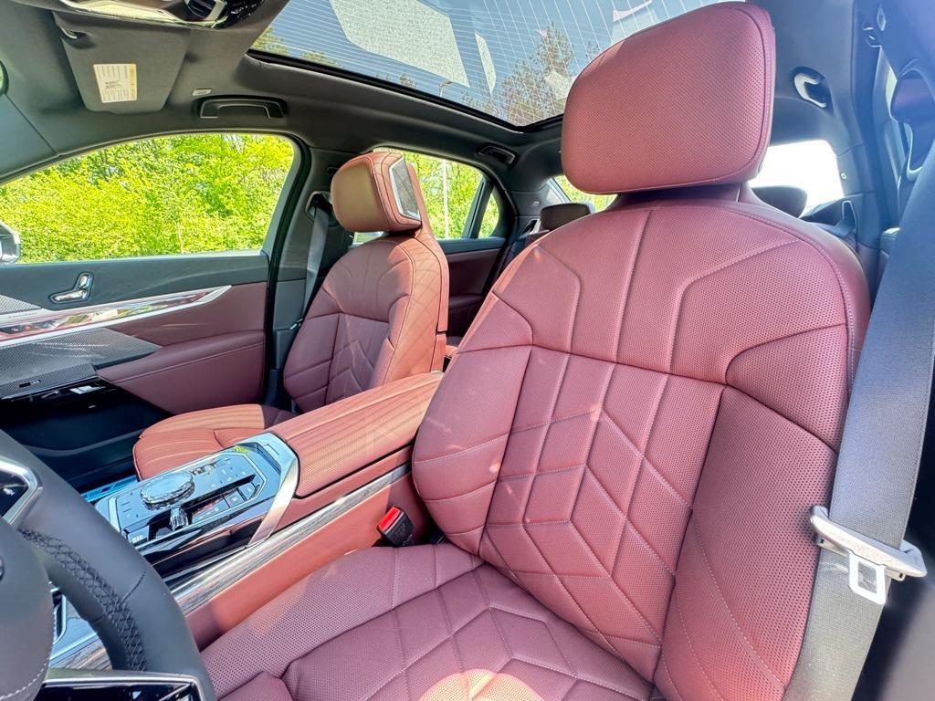 new 2025 BMW 760 car, priced at $129,575