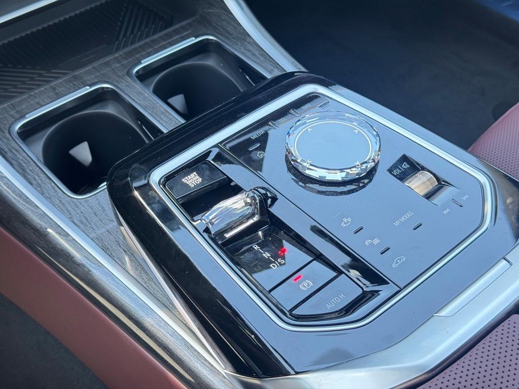 new 2025 BMW 760 car, priced at $129,575