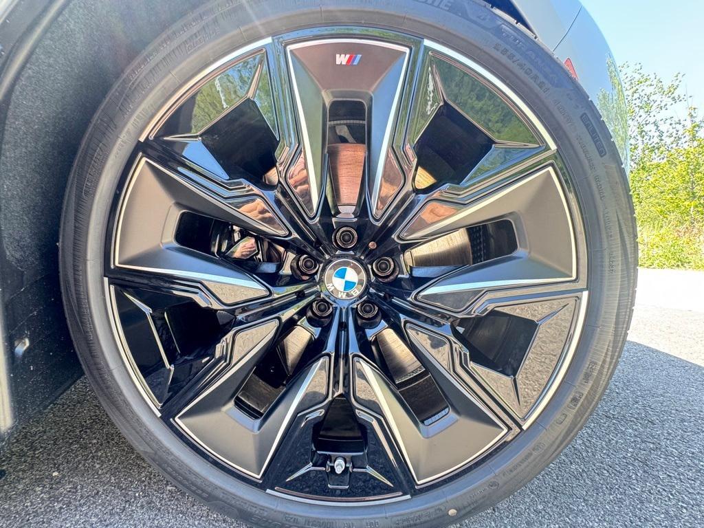 new 2025 BMW 760 car, priced at $129,575