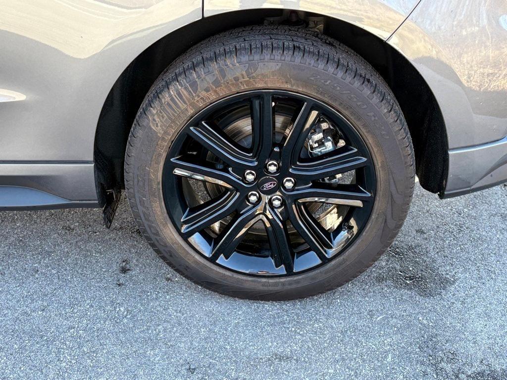 used 2024 Ford Edge car, priced at $33,899