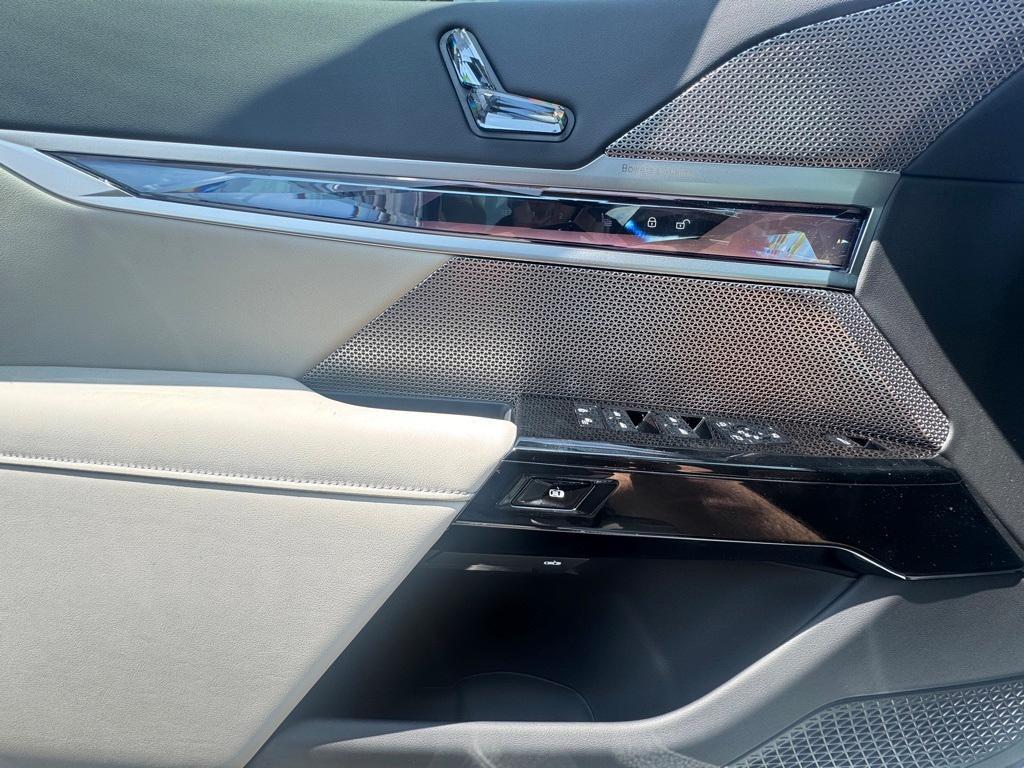 new 2025 BMW 760 car, priced at $132,455
