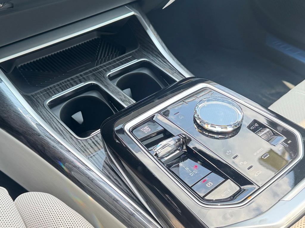 new 2025 BMW 760 car, priced at $132,455