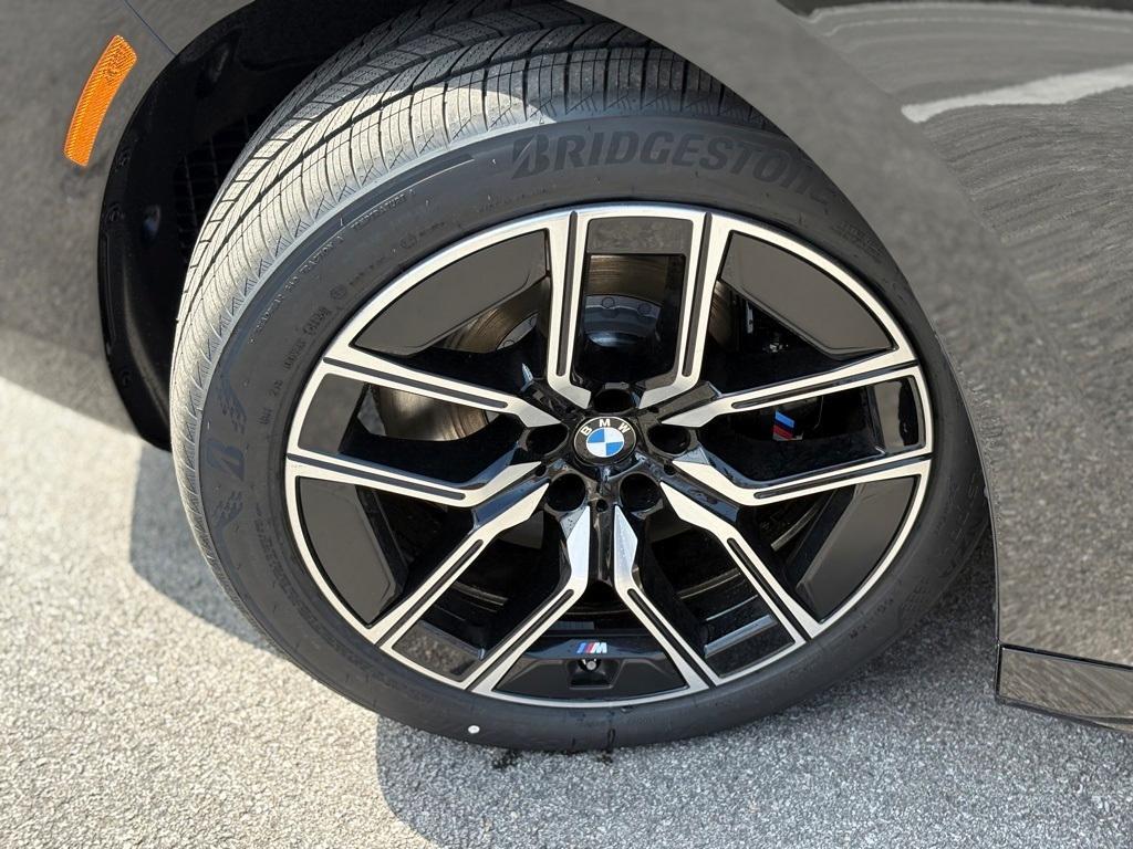 new 2025 BMW 760 car, priced at $133,480