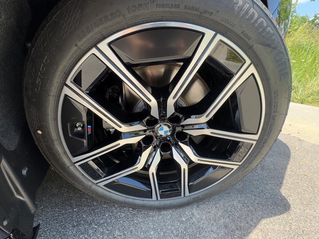 new 2025 BMW 760 car, priced at $128,505