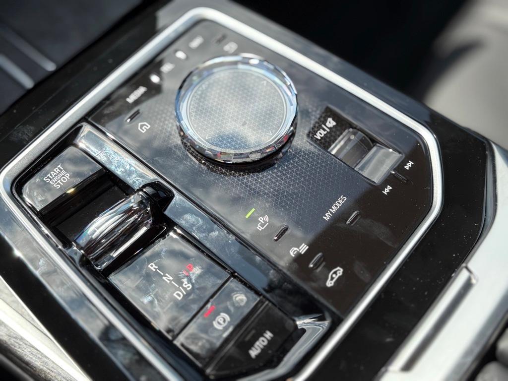 new 2025 BMW 760 car, priced at $123,575