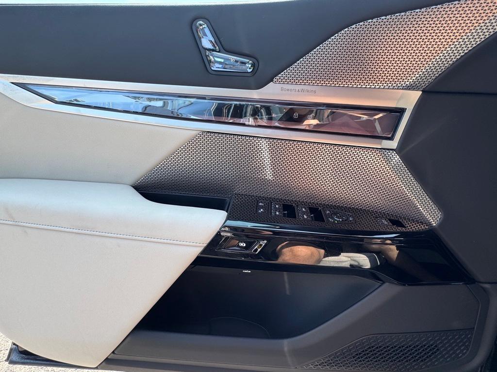 new 2025 BMW 760 car, priced at $129,455