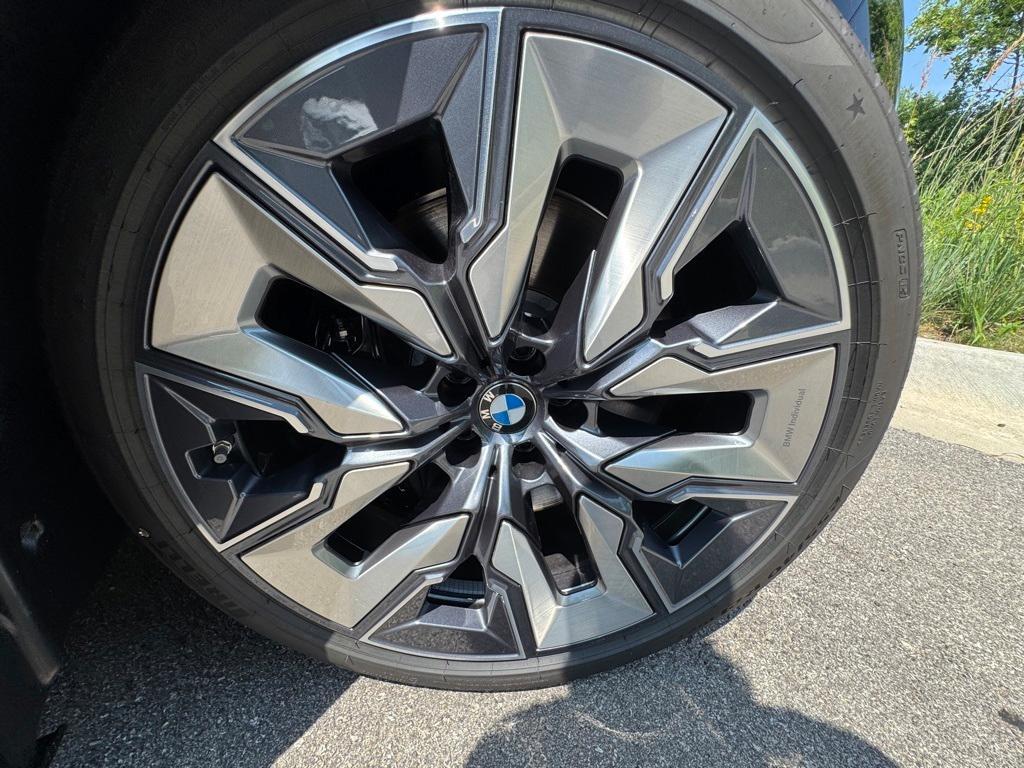 new 2025 BMW 760 car, priced at $129,455