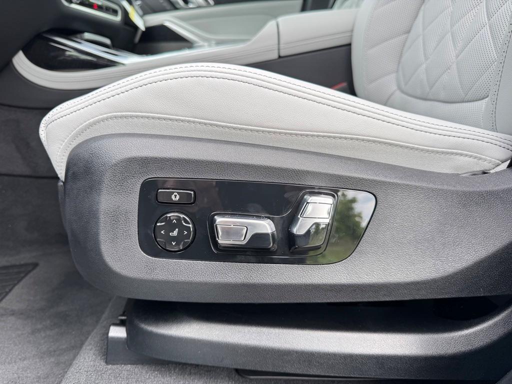 new 2026 BMW X7 car, priced at $95,085