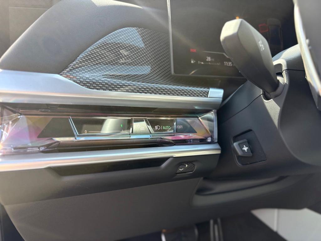 new 2025 BMW 760 car, priced at $132,485