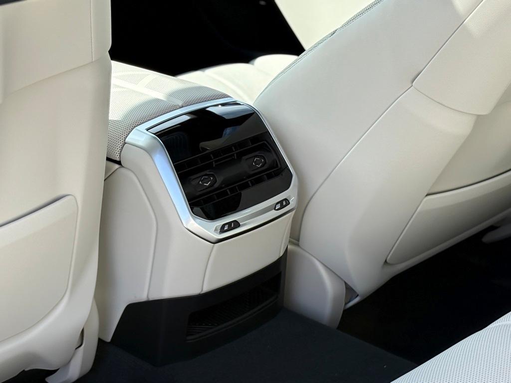 new 2025 BMW 760 car, priced at $132,485