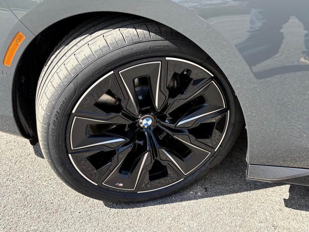 new 2025 BMW 760 car, priced at $132,485