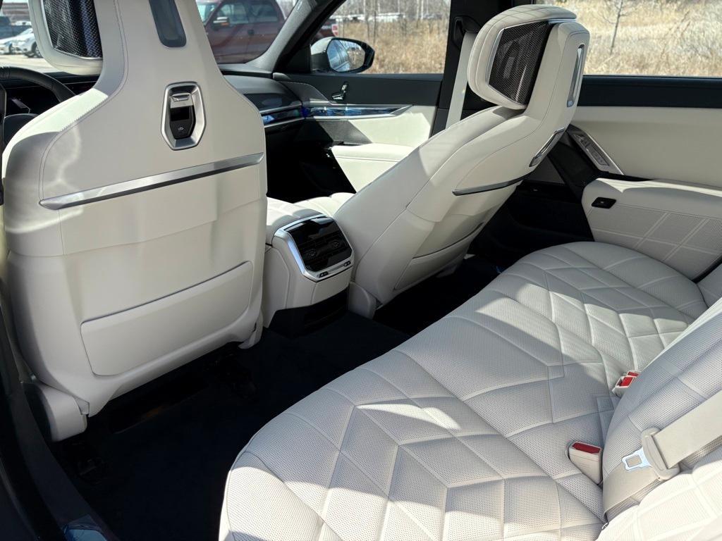 new 2025 BMW 760 car, priced at $132,485