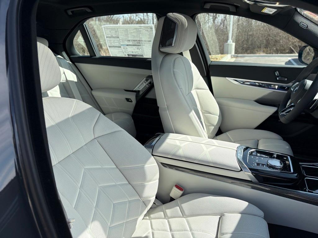 new 2025 BMW 760 car, priced at $132,485