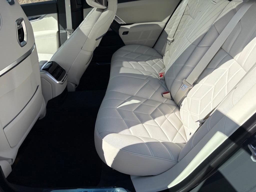 new 2025 BMW 760 car, priced at $132,485