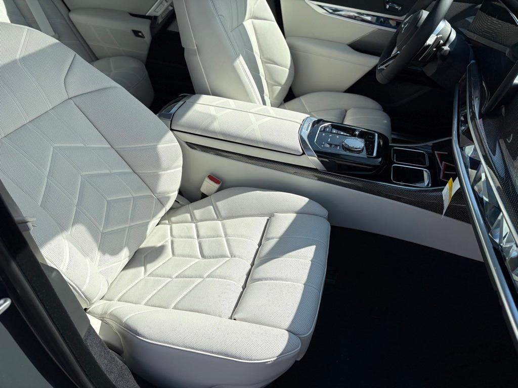 new 2025 BMW 760 car, priced at $132,485