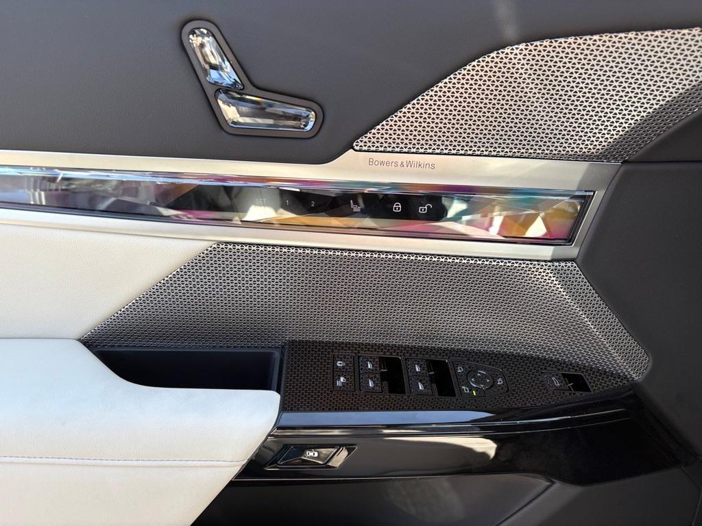 new 2025 BMW 760 car, priced at $132,485