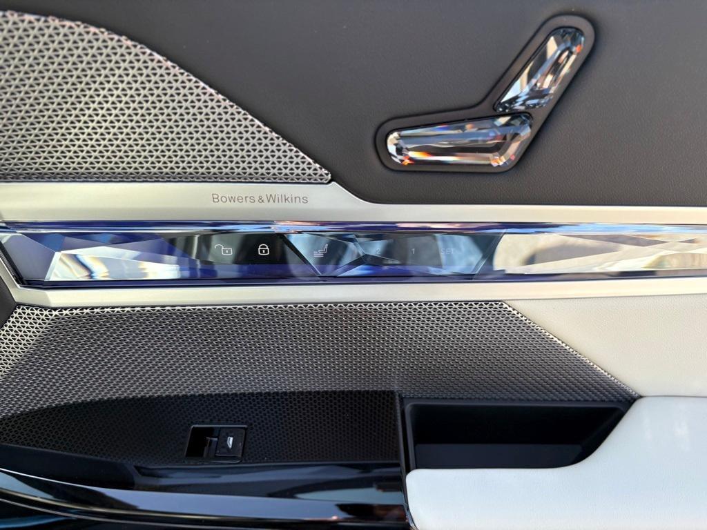 new 2025 BMW 760 car, priced at $132,485