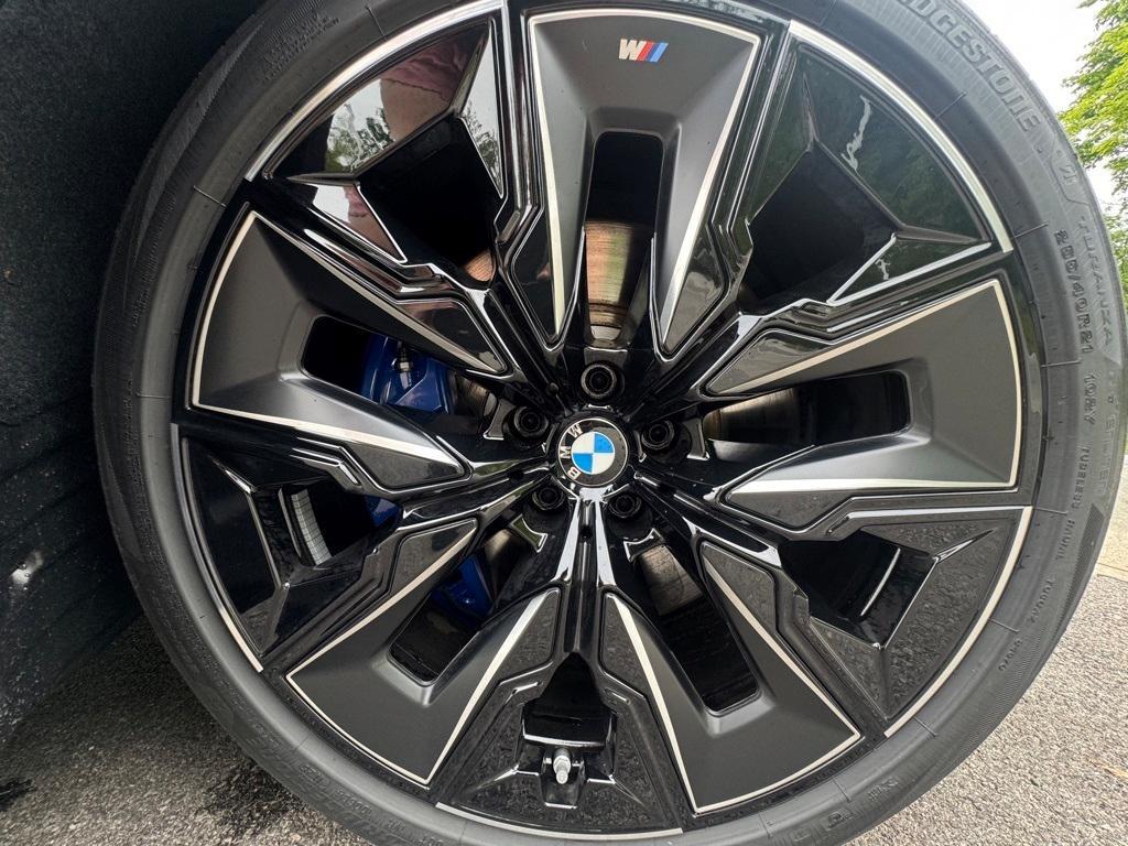 new 2025 BMW 760 car, priced at $129,225