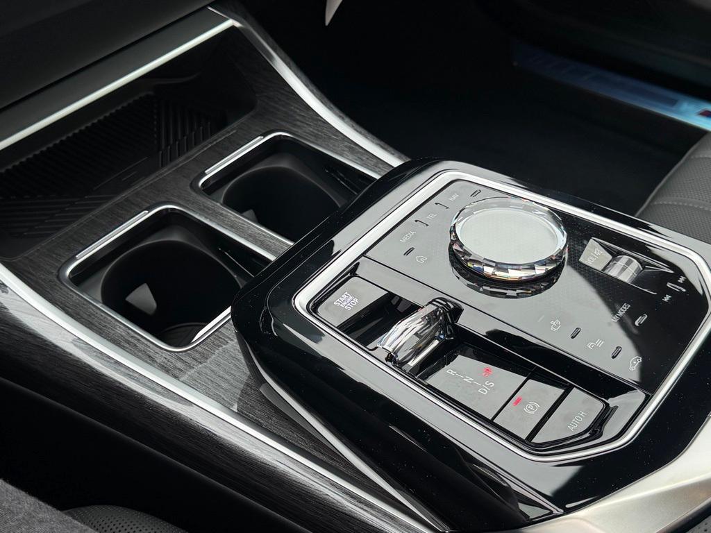 new 2025 BMW 760 car, priced at $129,225
