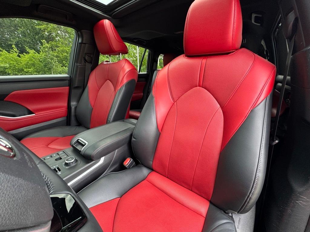 used 2023 Toyota Highlander car, priced at $37,899