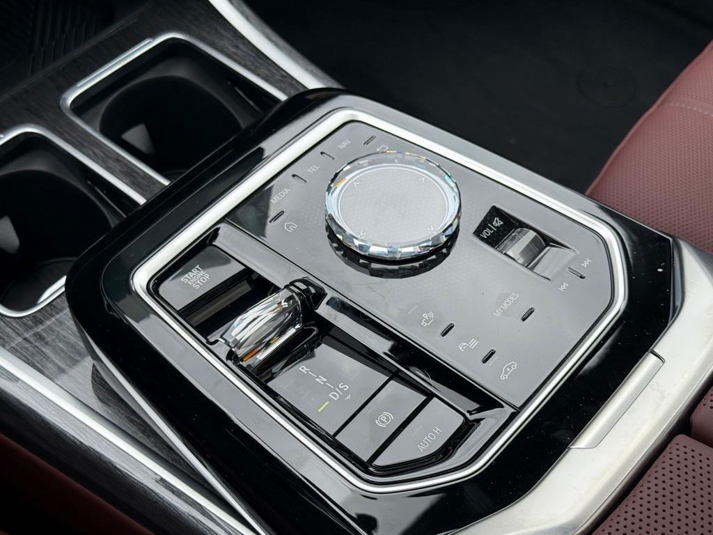 new 2025 BMW 760 car, priced at $132,475