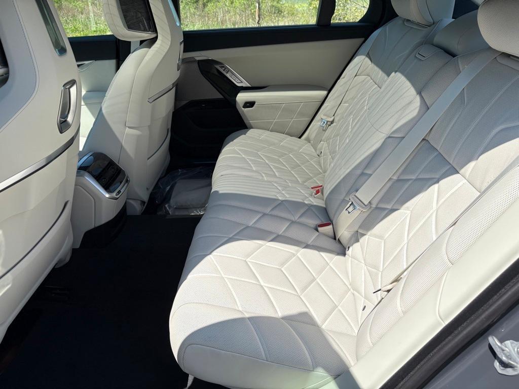 new 2025 BMW 760 car, priced at $133,105