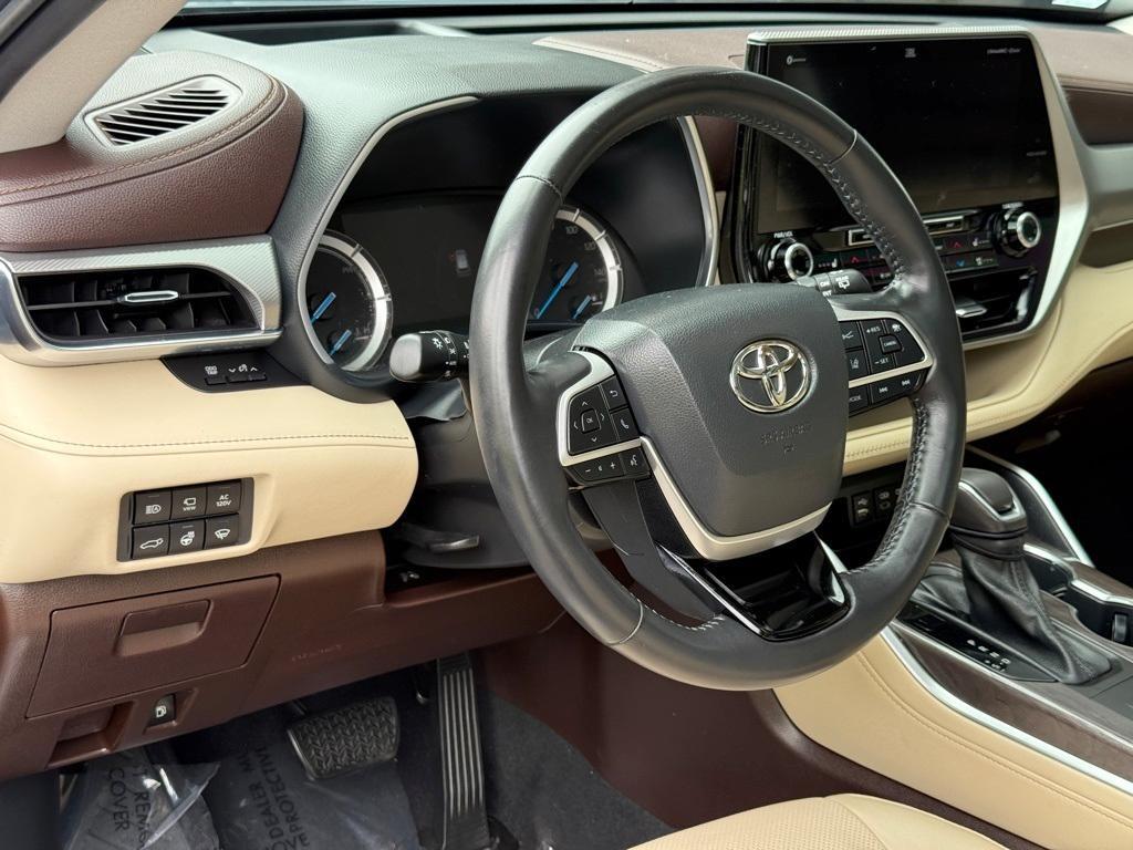 used 2022 Toyota Highlander Hybrid car, priced at $44,099