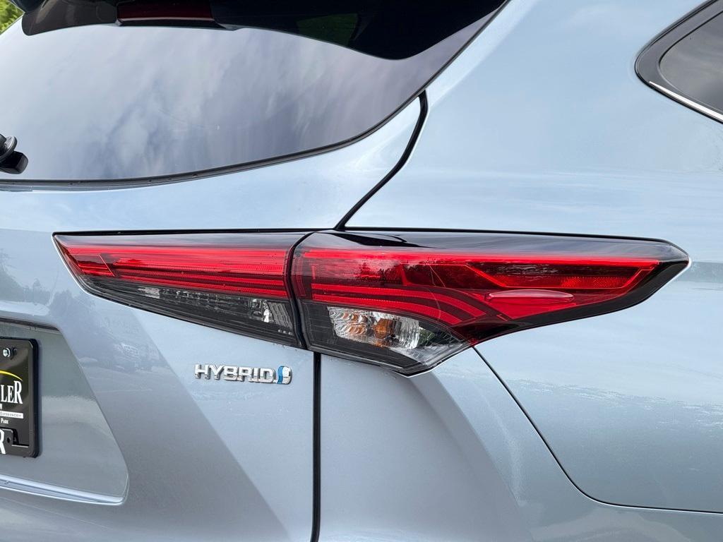 used 2022 Toyota Highlander Hybrid car, priced at $44,099