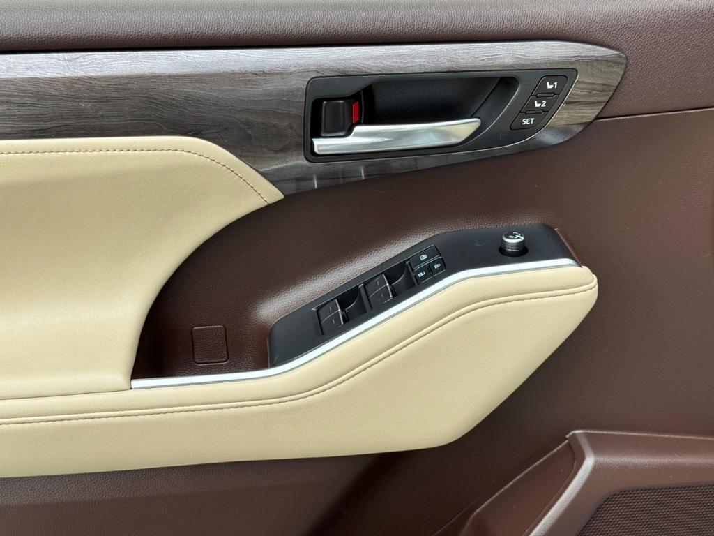 used 2022 Toyota Highlander Hybrid car, priced at $44,099