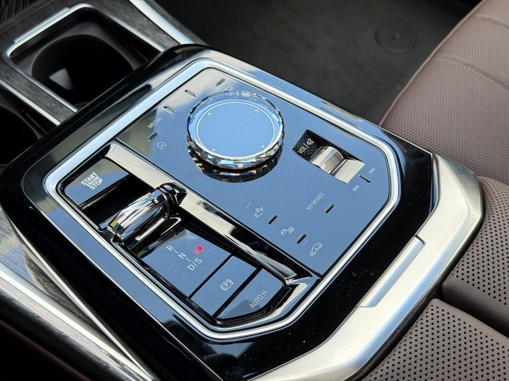 new 2025 BMW 760 car, priced at $126,275