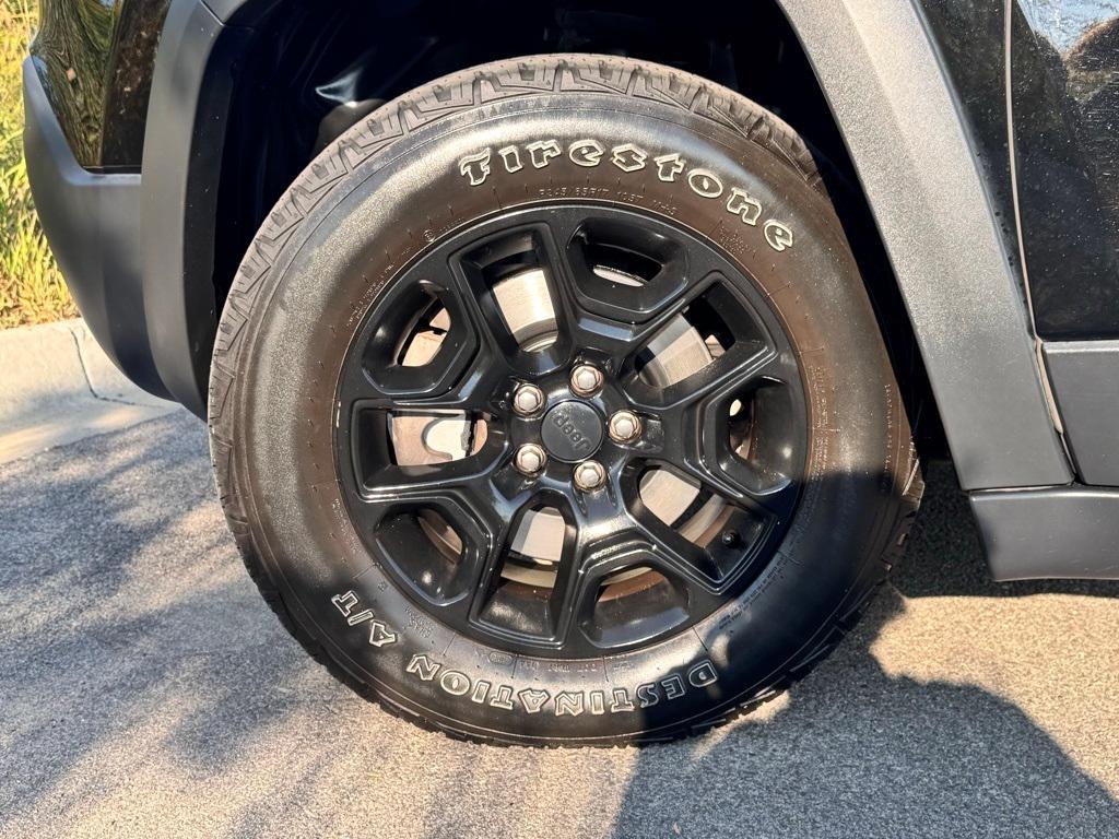 used 2019 Jeep Cherokee car, priced at $18,555