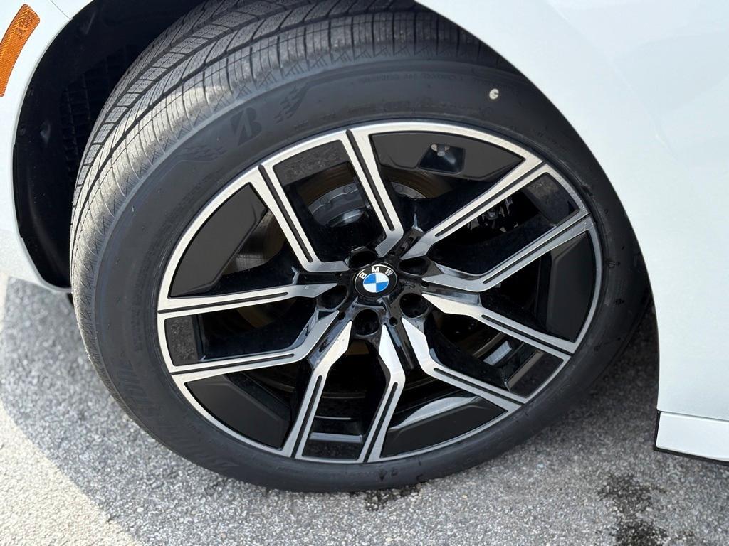 new 2025 BMW 760 car, priced at $134,580