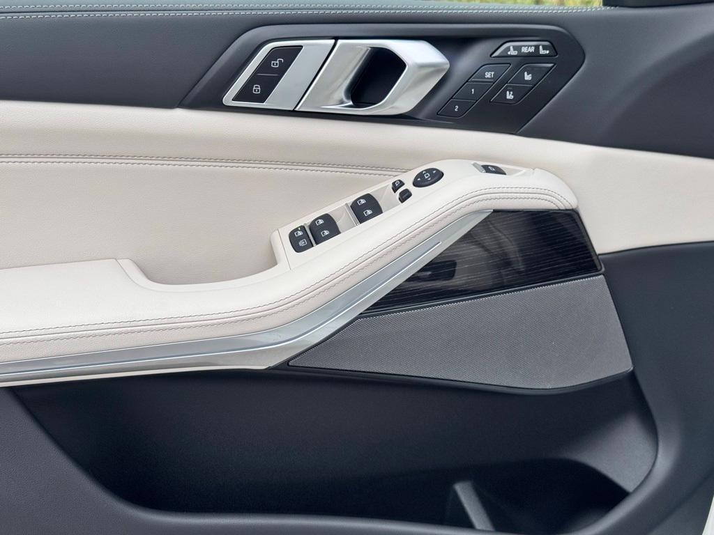 new 2026 BMW X7 car, priced at $103,985
