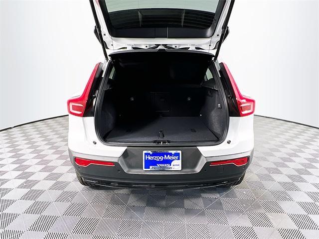 new 2025 Volvo XC40 car, priced at $51,565