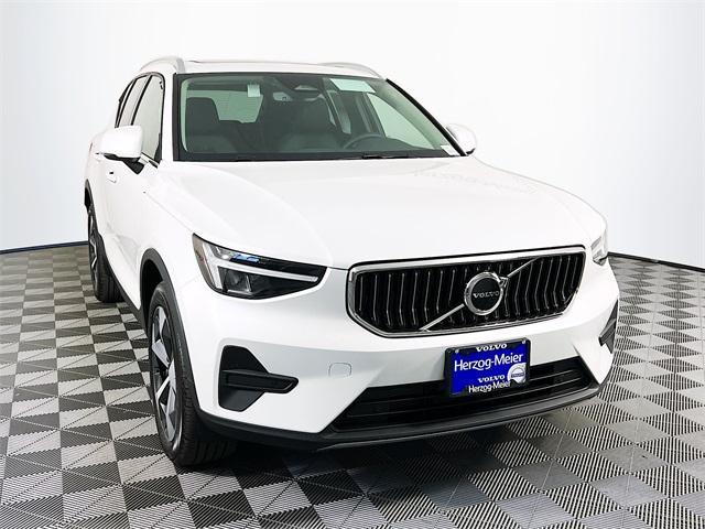 new 2025 Volvo XC40 car, priced at $46,035