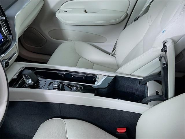 new 2025 Volvo XC60 car, priced at $51,075