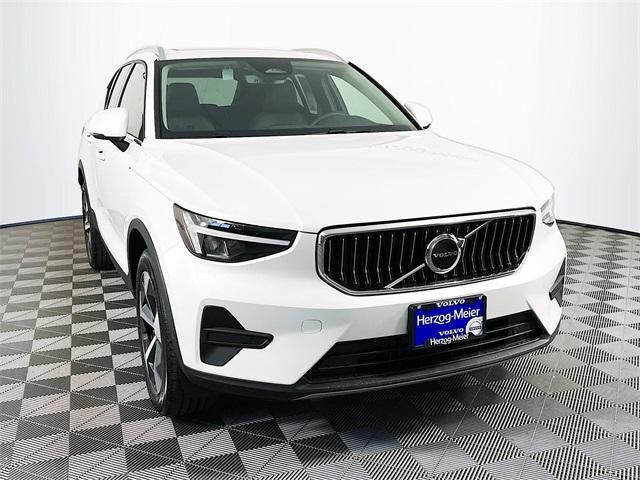 new 2025 Volvo XC40 car, priced at $46,035