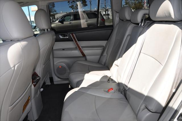 used 2013 Toyota Highlander car, priced at $13,995