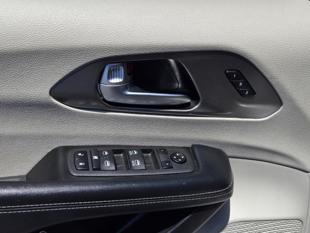 used 2021 Chrysler Pacifica Hybrid car, priced at $21,088