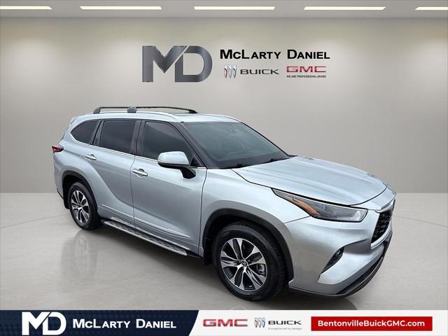 used 2022 Toyota Highlander car, priced at $34,403