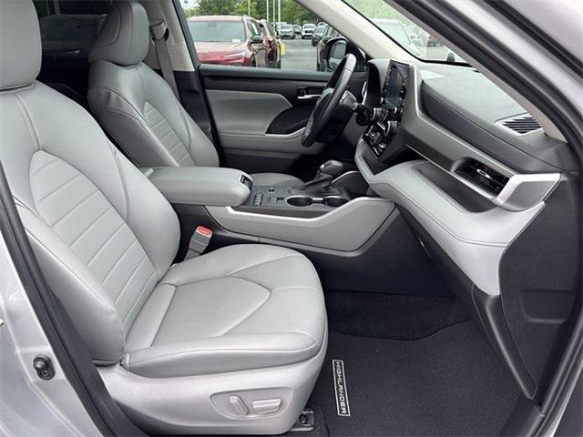 used 2022 Toyota Highlander car, priced at $34,990