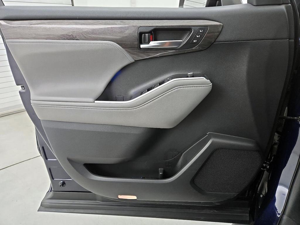 used 2020 Toyota Highlander car, priced at $34,998