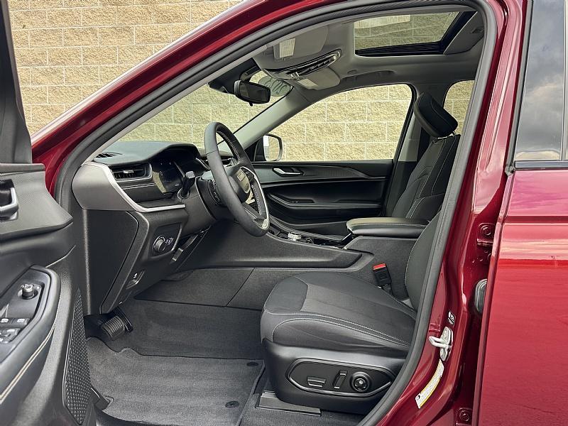 used 2023 Jeep Grand Cherokee car, priced at $35,989