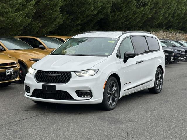 new 2024 Chrysler Pacifica car, priced at $37,876