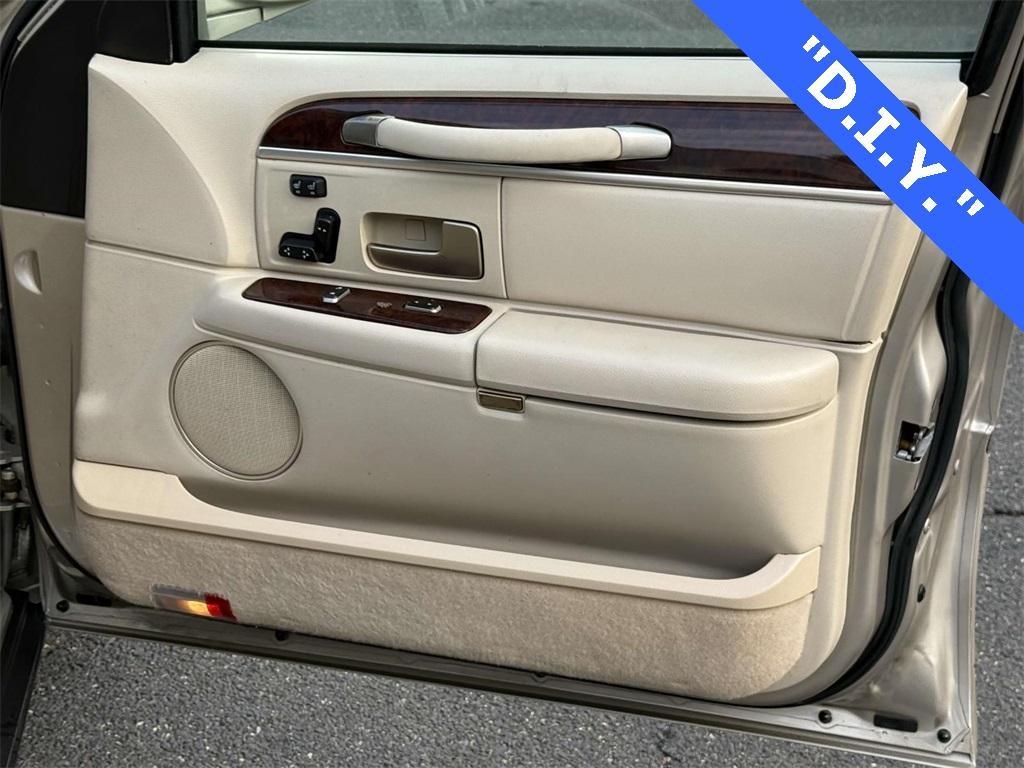 used 2006 Lincoln Town Car car, priced at $6,264