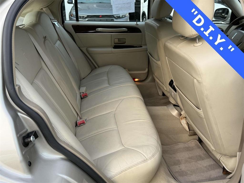 used 2006 Lincoln Town Car car, priced at $6,264
