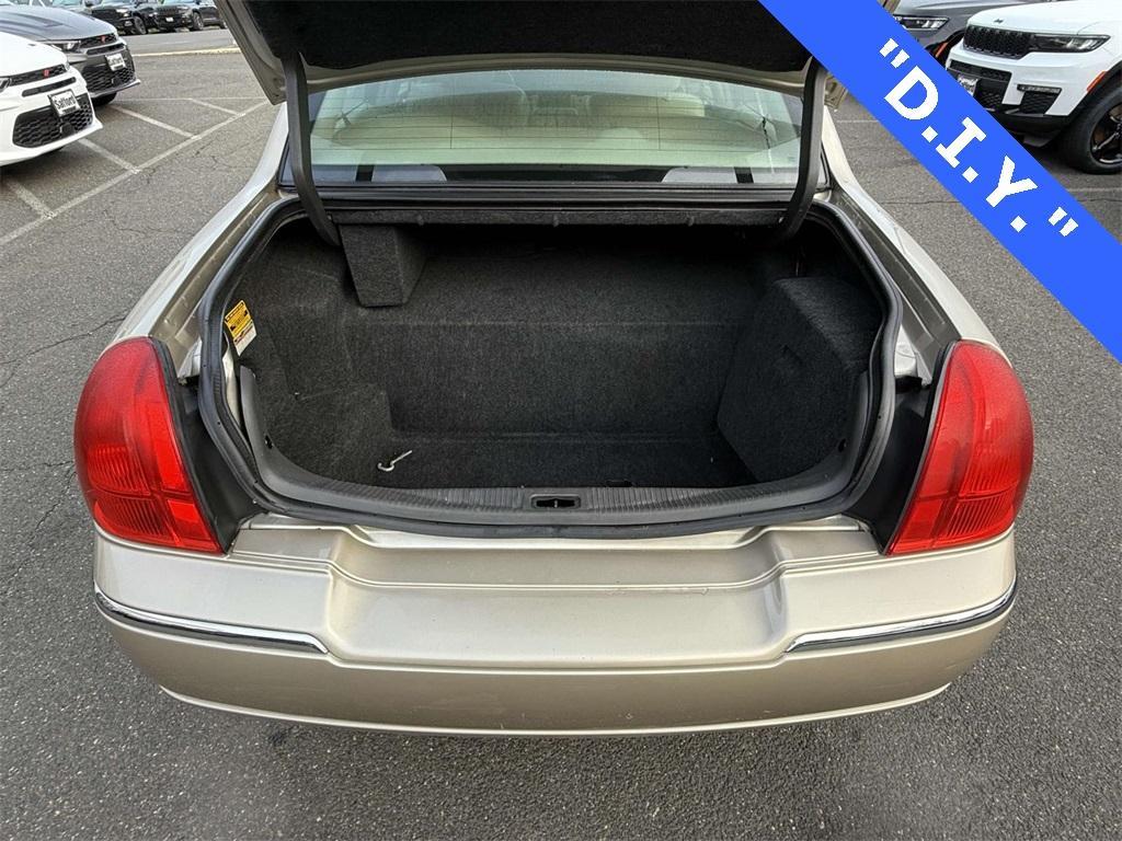 used 2006 Lincoln Town Car car, priced at $6,264