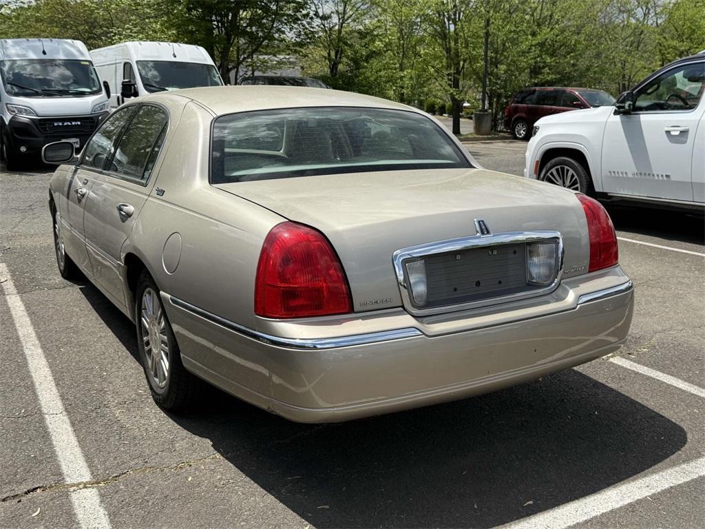 used 2006 Lincoln Town Car car, priced at $7,688
