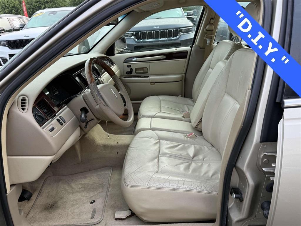 used 2006 Lincoln Town Car car, priced at $6,264